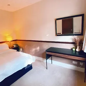 Villa Large With 5 Car Parking Next To Train Station, Airport, Nec